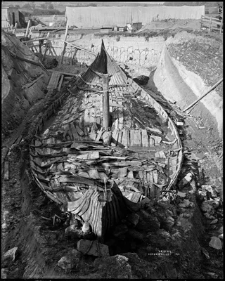 Excavation du navire Oseberg en 1904 près de Tønsberg, Norvège.