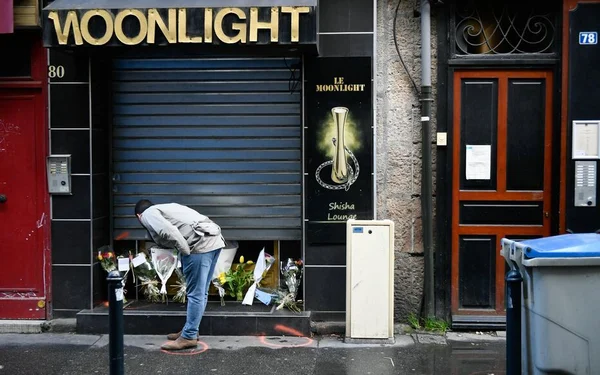 Lieu du drame à Nantes avec un panneau stop et des fleurs en hommage à Aboubacar Fofana.