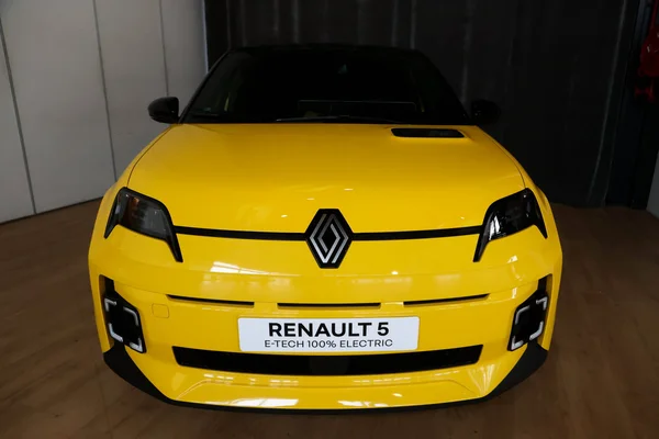 La Renault 5 e-tech 100 % électrique, modèle phare de la transition de la marque vers le tout-électrique d'ici 2030.