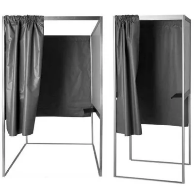 Installation d'isoloirs standards pour un bureau de vote.