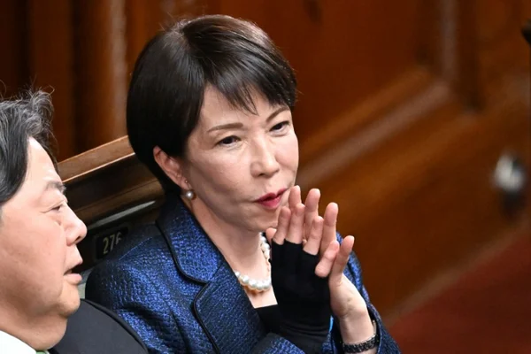 Sanae Takaichi dans un cadre officiel.