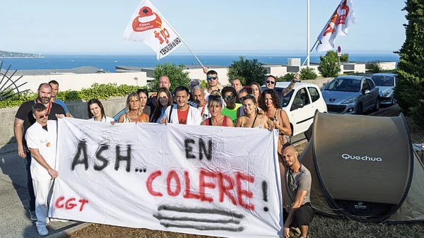 Membres du personnel CGT manifestant avec une bannière devant le CHU de Nice