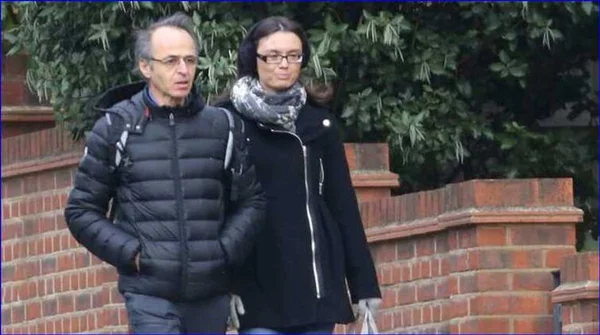 Jean-Jacques Goldman et son épouse Nathalie Thu Huong-Lagier promenant ensemble.