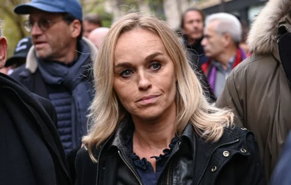 Cécile de Ménibus en veste de cuir lors d'un événement en plein air.