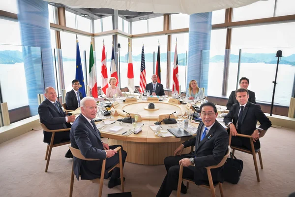 Emmanuel Macron et Fumio Kishida parmi les dirigeants du G7 lors du sommet de Hiroshima en 2023.