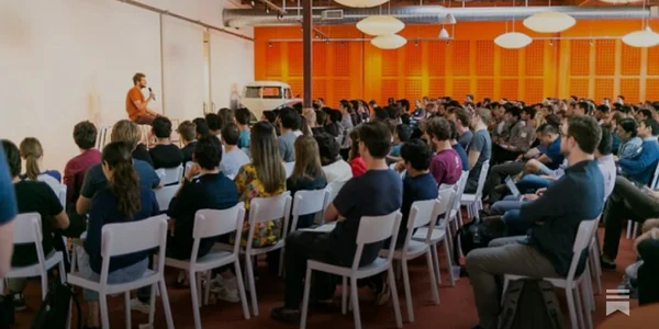 Un orateur face au public lors du YC W26 Demo Day