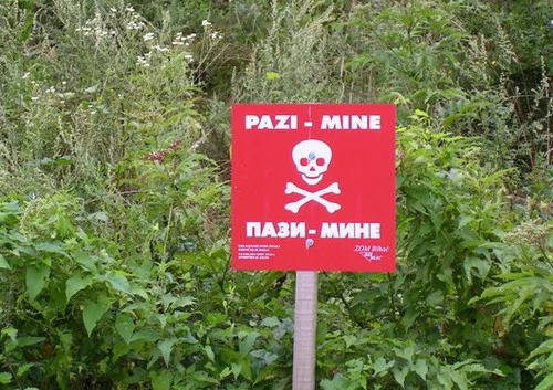 Équipement de démineur croate avec insigne d'avertissement « MINES » et symbole de crâne.