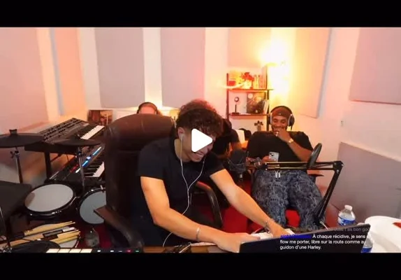 Portrait de Danyl au visage levé, portant de petites boucles d'oreilles.