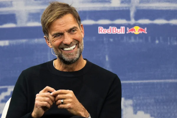 Jürgen Klopp interviewé assis devant un fond Red Bull.