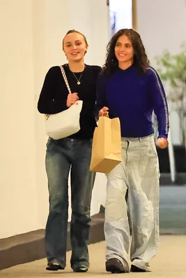 Lily-Rose Depp et 070 Shake se promenant ensemble lors d'une soirée