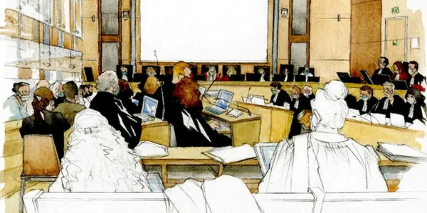 Dessin d'une salle d'audience montrant des magistrats en toge à leurs bureaux face au public.