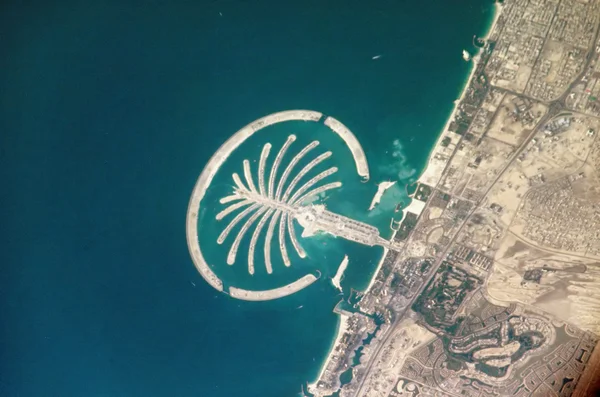 Vue satellite de l'île artificielle Palm Jumeirah et sa forme caractéristique en palmier au large de Dubaï.
