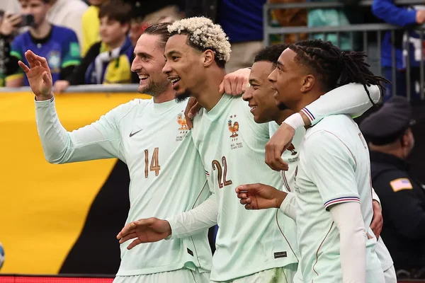 Les Bleus en liesse lors du match Brésil-France, célébrant sous les acclamations du public.