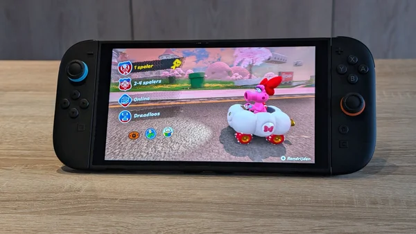 Écran de jeu Nintendo Switch avec un personnage dans un kart et un menu en néerlandais.