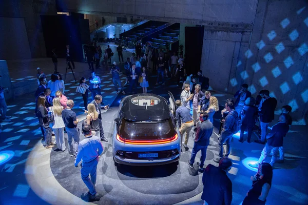 Le robotaxi Verne exposé lors d'un événement à Zagreb dans un lieu éclairé de bleu.