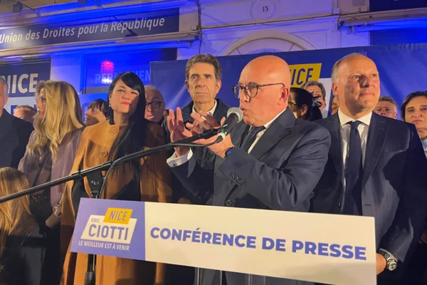 Éric Ciotti s'exprimant devant la presse lors de la campagne municipale à Nice.