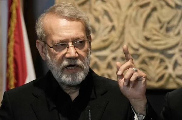 Ali Larijani lors d'une apparition publique devant un drapeau iranien.