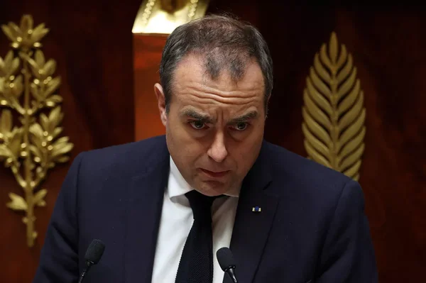 Sébastien Lecornu s'adresse à la presse depuis un podium orné de dorures.