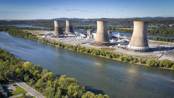 Vue aérienne d'une centrale nucléaire et de ses tours de refroidissement.