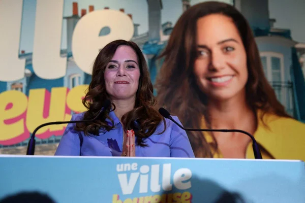 Sarah Knafo s'exprime lors d'un meeting politique.