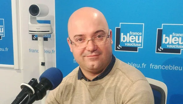 Yann Bompard, maire d'Orange, en interview face au logo France Bleu Vaucluse.