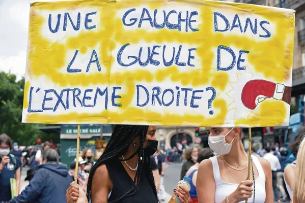 Le peuple de gauche uni dans la rue contre l'extrême droite