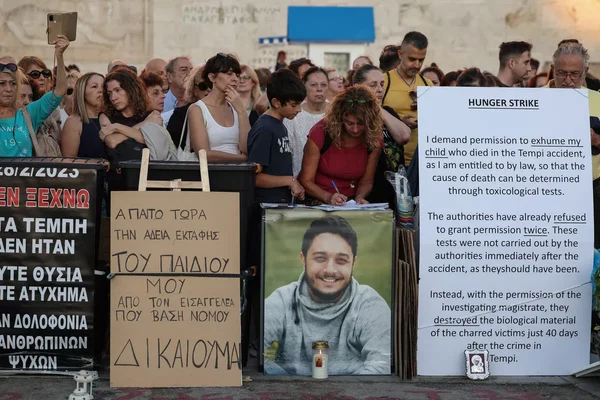 Hommage aux victimes avec un portrait encadré lors d'un rassemblement réclamant la vérité sur l'accident de Tempe.