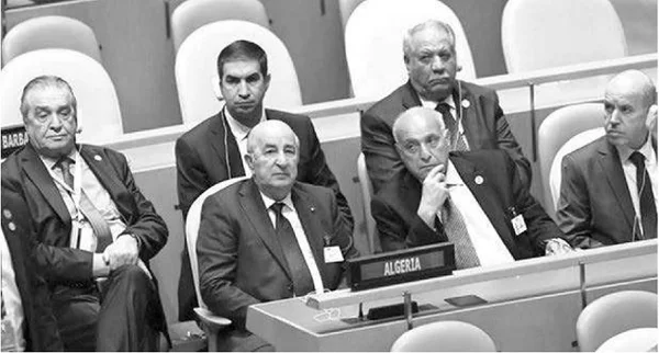 Une réunion officielle avec le nom ALGERIA visible lors de pourparlers.