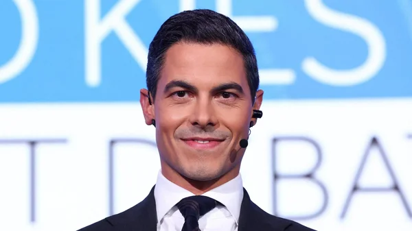 Rob Jetten portant un micro casque lors d'une intervention.