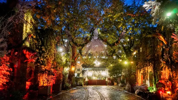 Entrée du Musée des arts forains à Paris, identifiable par sa brique rouge et son enseigne aux Pavillons de Bercy.