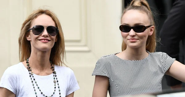 Lily-Rose Depp et Vanessa Paradis, mère et fille, posant ensemble en extérieur