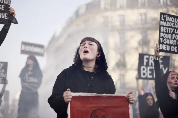 Gisèle Pelicot défile à Paris pour dénoncer les violences sexuelles.
