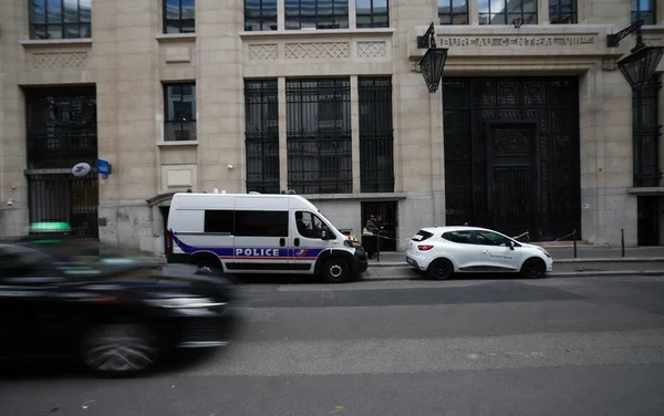 Véhicules de police déployés devant le Bureau Central du VIIe arrondissement après la tentative d'attentat déjouée.