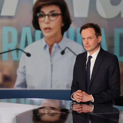 Invité dans un studio de télévision discutant de la fusion de listes pour les municipales.