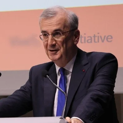 François Villeroy de Galhau s'exprime lors d'une conférence sur les taux et l'inflation.