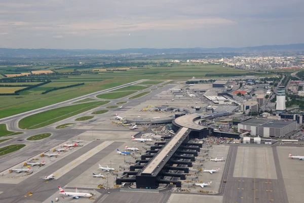 Aéroport de Vienne-Schwechat vu du ciel.