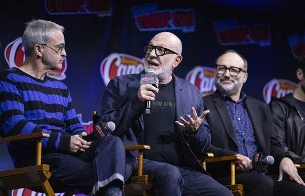 Alex Kurtzman, Akiva Goldsman et Henry Alonso Myers sur scène lors du panel NYCC 2025.