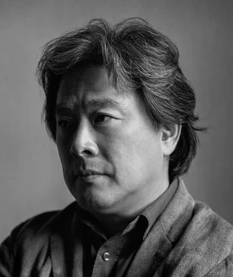 Portrait noir et blanc de Park Chan-wook regardant sur le côté.