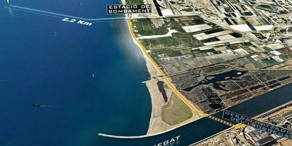 Installation de dessalement de l'eau de mer du Llobregat vue du ciel sur le littoral.