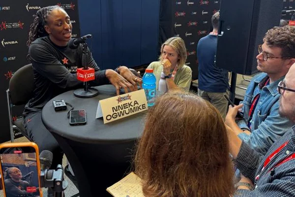 Nneka Ogwumike lors d'une conférence de presse de la WNBA entourée de journalistes.