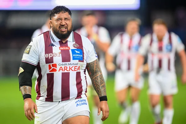 Joueur de l'Union Bordeaux Bèles debout sur le terrain lors d'un match.
