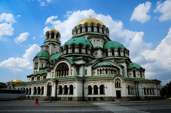 La cathédrale Alexandre-Nevski à Sofia, Bulgarie, avec ses coupoles dorées et vertes sous un ciel ensoleillé.