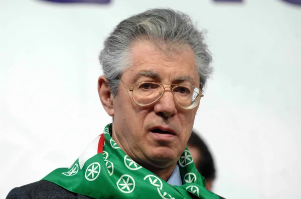 Umberto Bossi portant une écharpe verte distinctive.