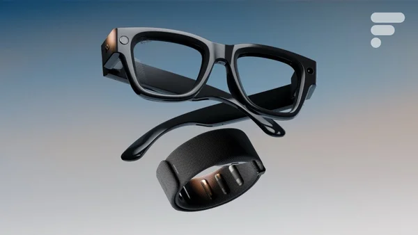 Lunettes IA Ray-Ban Display accompagnées de leur bracelet intelligent sur fond dégradé bleu.