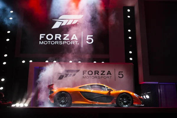 La voiture de sport McLaren P1 présentée à l'E3 2013 pour Forza Motorsport 5.