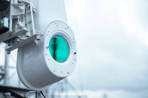 Gros plan sur la fenêtre circulaire verte d'un appareil mécanique Taara sur fond flou.