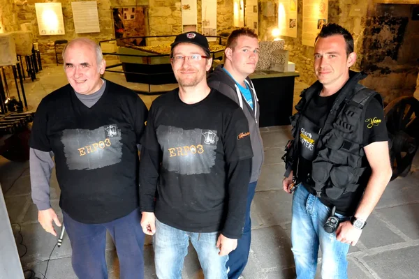 Enquête avec les chasseurs de fantômes et d'activités paranormales.