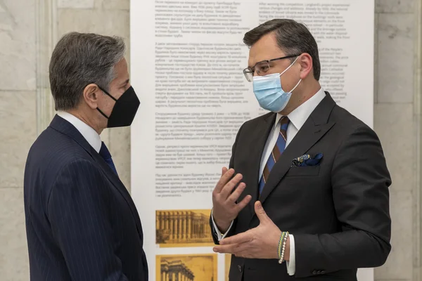 Antony J. Blinken et Dmytro Kuleba en discussion à Kyiv en janvier 2022, tous deux masqués en tenue formelle.