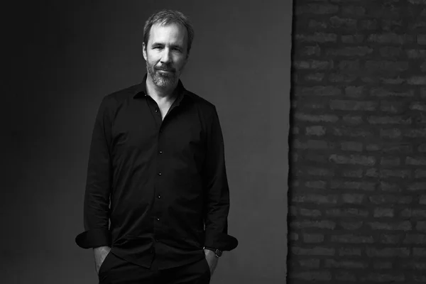 Le réalisateur Denis Villeneuve photographié en noir et blanc lors d'un entretien avec le Los Angeles Times.