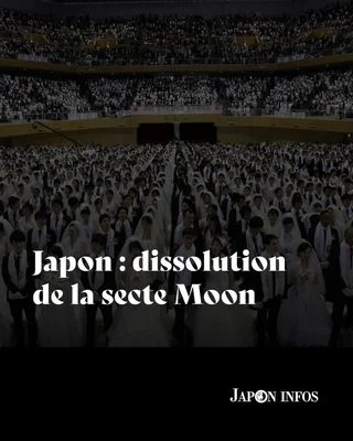 Une arène remplie de couples en tenues de mariage lors d'une cérémonie massive de l'Église de l'Unification.